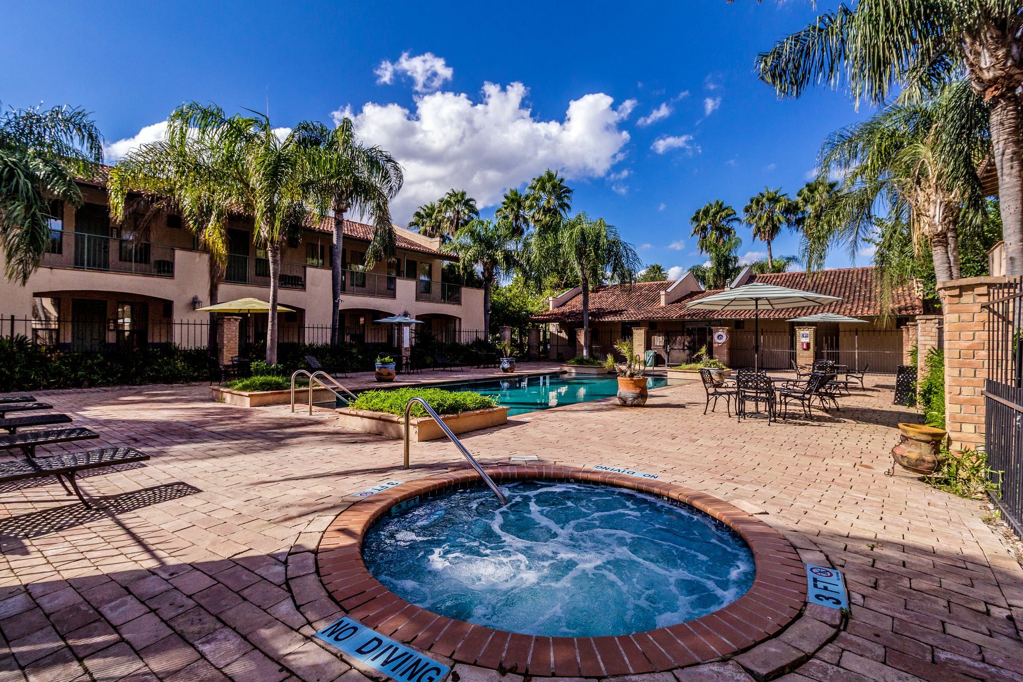 Clarion Inn & Suites At Sharyland Plantation Mission Exterior photo